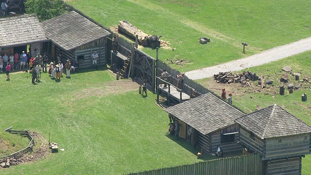 在Fort Randolph Reenactment / Point Pleasant，美国西弗吉尼亚，演员交谈时的鸟瞰图视频素材