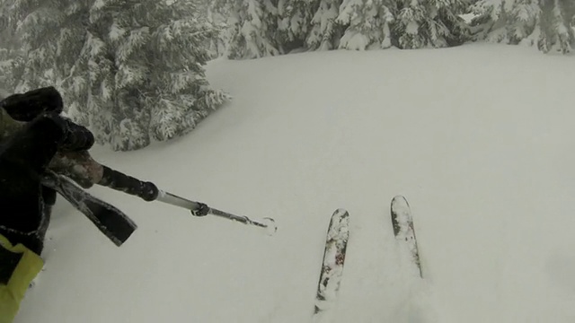 人们在白雪覆盖的山上滑雪。- 1920 x1080视频素材