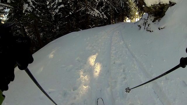 男子越野滑雪下白雪覆盖的山。- 1920 x1080视频素材