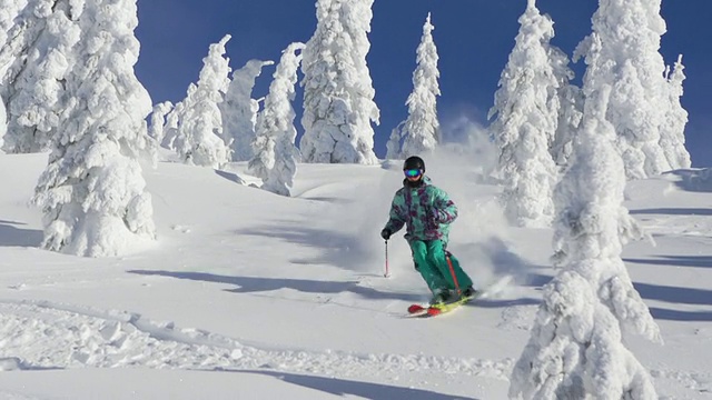 一个男人在冬天从白雪覆盖的山上滑雪。- 1920 x1080视频素材