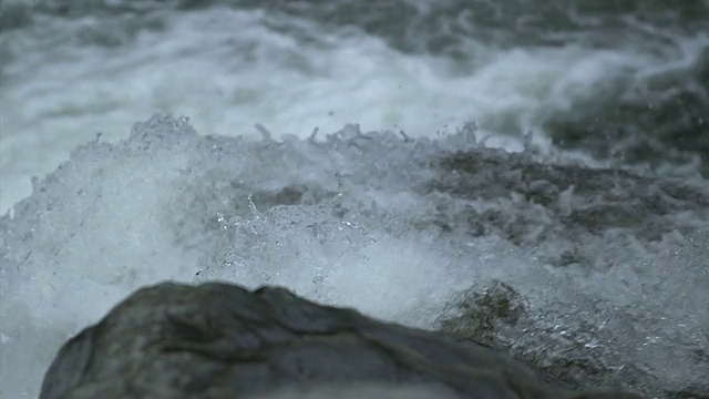 瀑布特写的岩石与水瀑布在上面视频素材