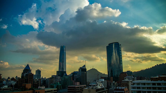 完美日落延时可以移动钛和Costanera Gran Torre，圣地亚哥，智利视频素材