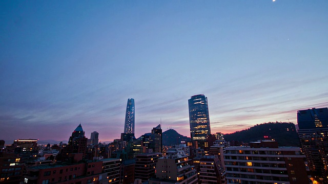 完美日落延时可以移动钛和Costanera Gran Torre，圣地亚哥，智利视频素材