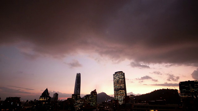 完美日落延时可以移动钛和Costanera Gran Torre，圣地亚哥，智利视频素材