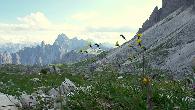 高山景观，高山小屋在白云岩，拉瓦雷多视频素材