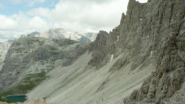 山腰和山湖视频素材