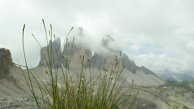 背景中的三个山峰视频素材