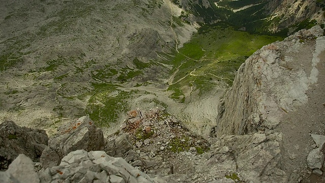 多云的三座山峰，位于阿尔卑斯南蒂洛尔视频素材