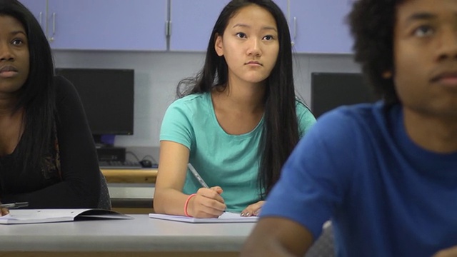 自信的女学生在课堂环境中的互动视频素材