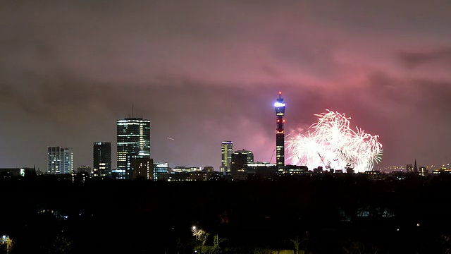 英国大伦敦，泰晤士河上，千禧年轮与伦敦市和樱草山(伦敦)西端的新年烟花表演视频素材