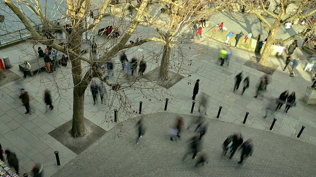 WS T/L View of People walking on street /伦敦，大伦敦，英国视频素材