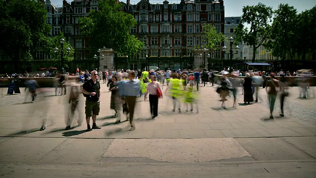 英国大伦敦的大罗素街(great russell street / London, Greater London, United Kingdom)，阳光明媚的夏日，从正门到大门的游客们被这张照片模糊了视频素材