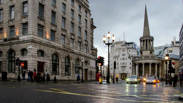 在潮湿的冬季夜晚，英国大伦敦伦敦附近的摄政街(regent street)、BBC广播大楼和朗廷酒店(Langham Hotel)附近的交通和行人视频素材