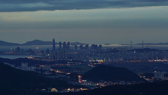 WS ZI T/L日落时松岛商业区的城市景观/仁川，韩国视频素材