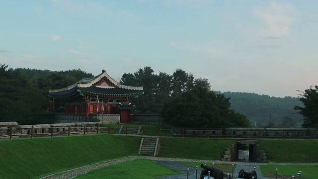 韩国仁川江华岛Gwangseongbo老城堡的日落景观视频素材