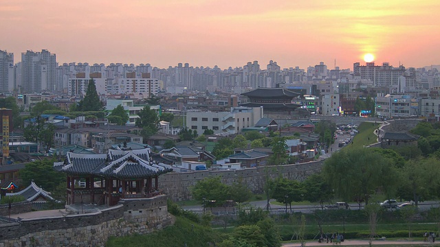 日落时水原华城城堡江安门地区的城市景观和石墙(联合国教科文组织遗产)/水原，京畿道，韩国视频素材