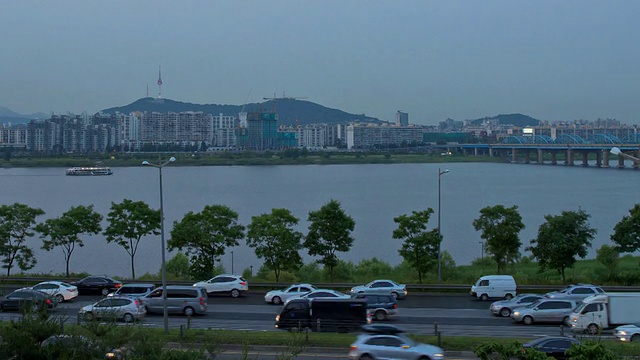 WS PAN T/L日落时Ollimpikdaero路上的交通和东峙大桥的城市景观/韩国首尔视频素材