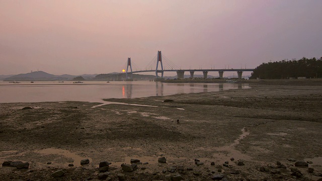 日落时的永亨大桥(连接永亨岛和新载岛)/仁川，韩国视频素材