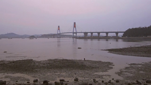 WS T/L ZO夕阳下的永兴大桥(连接永兴岛和善宰岛)/韩国仁川视频素材