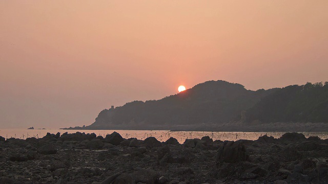 日落时永宗岛的岩石海岸线/仁川，韩国视频素材