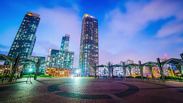 韩国仁川松岛商务区摩天大楼后面的海道寺公园夜景视频素材