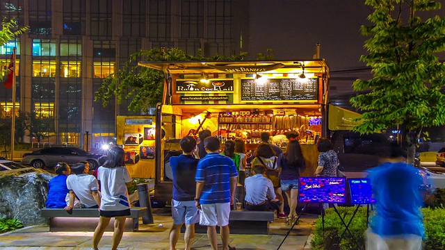 MS Side POV T/L People and Street Cocktail bar at night /仁川松岛，韩国视频素材