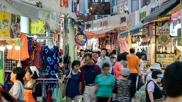 MS T/L拍摄的人们走在莫特戈尔市场/水原，韩国京畿道视频素材