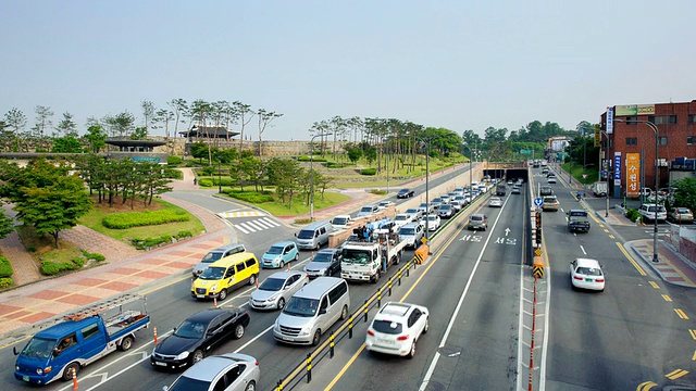 韩国京畿道水原市昌陵门地区(水原华城城堡东门)周围的地下道路WS T/L视图视频素材