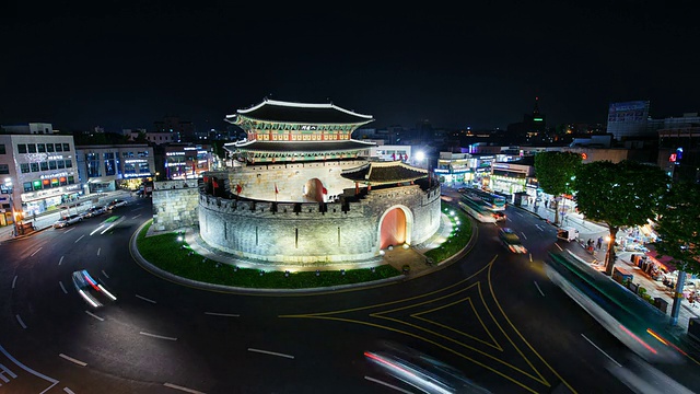 帕尔达门夜景(联合国教科文组织世界遗产)/水原，京畿道，韩国视频素材