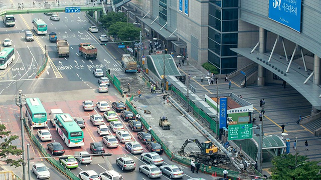 韩国京畿道水原站前的交通和建筑工地WS T/L视图视频素材