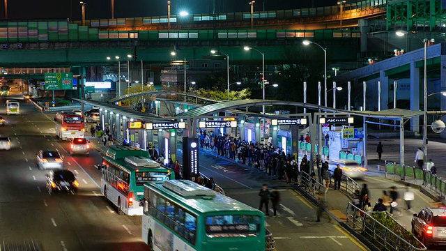 WS T/L People and Bus stop at Suwon Station at night / Suwon，京畿道，韩国视频素材