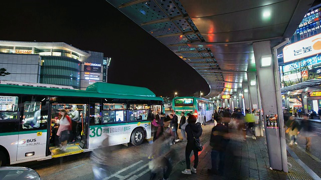 WS T/L People and Bus stop at Suwon Station at night / Suwon，京畿道，韩国视频素材