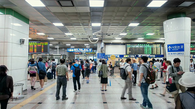 韩国京畿道水原火车站拥挤的人群视频素材