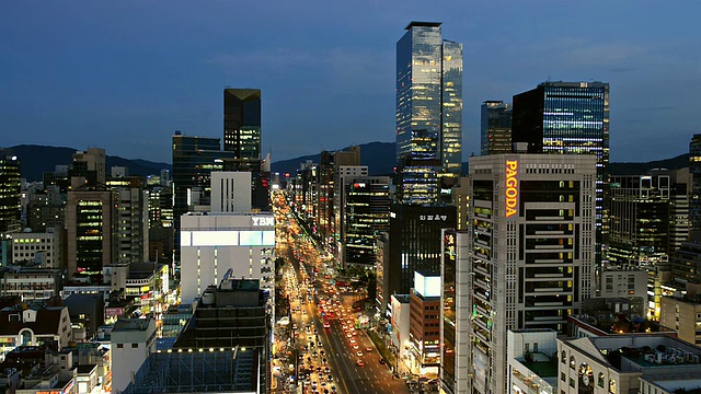 韩国首尔江南区的建筑和交通夜景视频素材