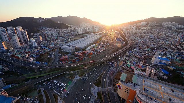 韩国釜山晋阳三路交叉口WS T/L交通景观及建成结构视频素材