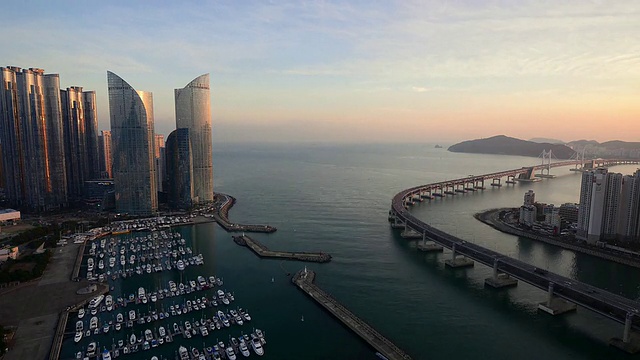 WS T/L View of Built Structure, Gwangan Bridge and Yacht /釜山，韩国视频素材