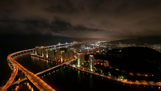 韩国釜山，Gwangan桥和夜晚公寓的WS T/L视图视频素材