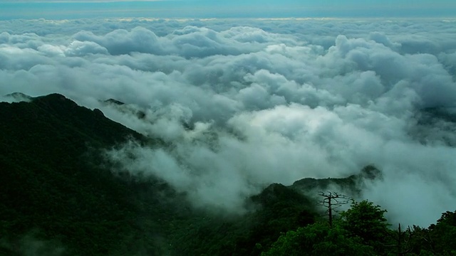 wws POV T/L韩国庆尚南道三清日出时，千山国家公园中邦(山顶之一)的云海和阳光视频素材