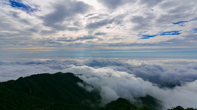 wws POV T/L韩国庆尚南道三清日出时，千山国家公园中邦(山顶之一)的云海和阳光视频素材