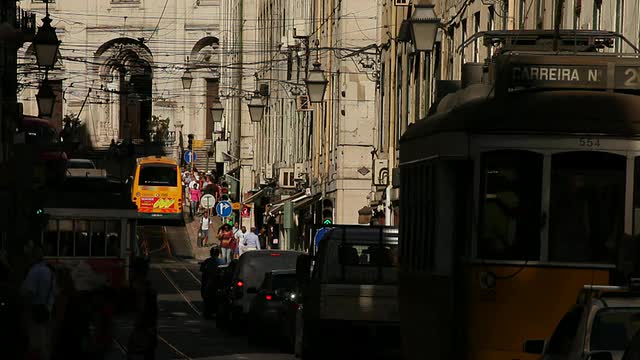 拥挤的老城街道/葡萄牙里斯本视频素材