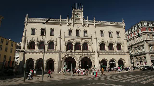 葡萄牙里斯本历史建筑前的WS街景视频素材