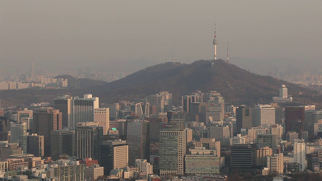 WS HA Cityscape with N Seoul Tower on hill / Seoul，韩国视频素材