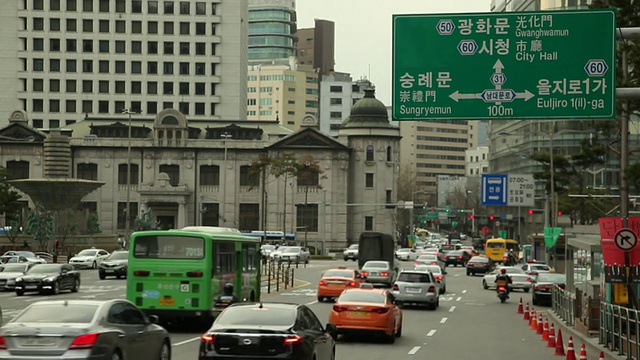 韩国首尔街头的交通状况视频素材