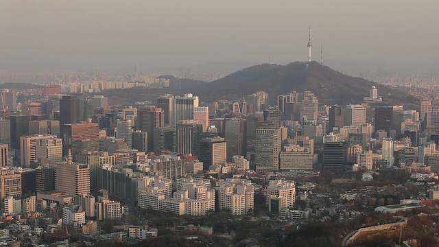 WS HA Cityscape with N Seoul Tower on hill / Seoul，韩国视频素材