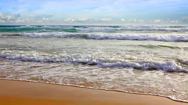 海浪在海滩上视频素材