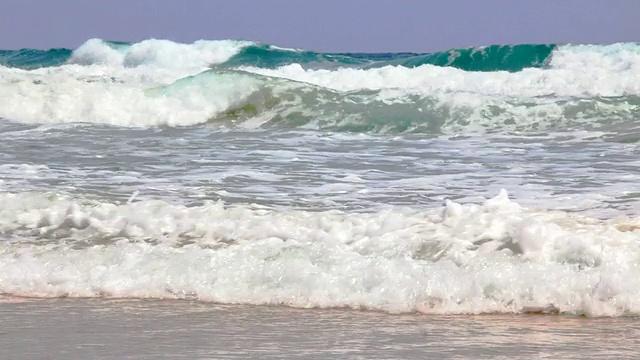 海滩上的波浪视频素材