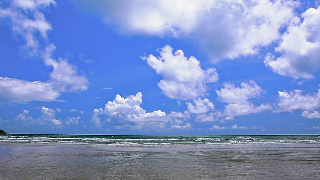 波和天空。海景视频素材