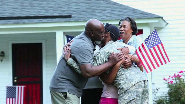 MS Family Greeting Female Soldier Returning from Military Service /伊斯特维尔，弗吉尼亚，美国视频素材