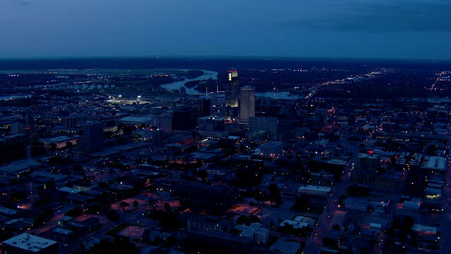 奥马哈市中心的夜景，以第一国家塔和樵夫塔为特色视频素材