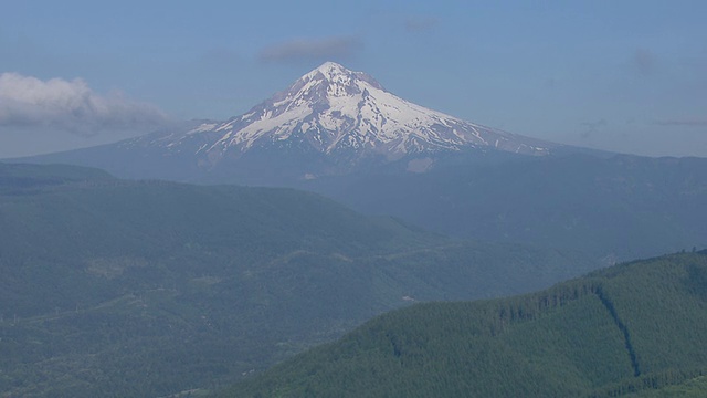 胡德山雪峰，山林前景视频素材